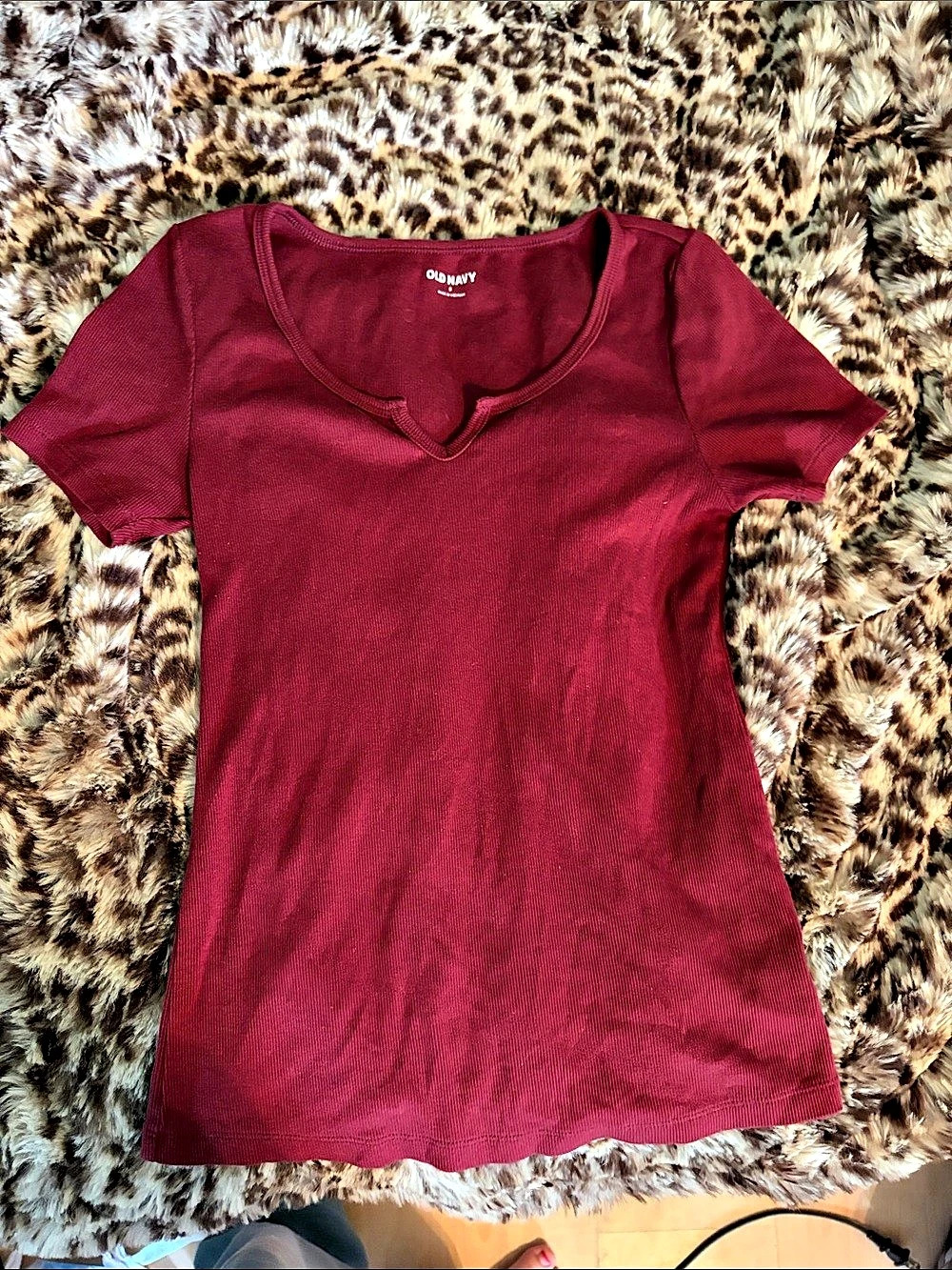 Old Navy Short Sleeve V-Neck Top in Burgundy Like New